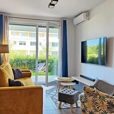 Sand&blue Z Basenem *